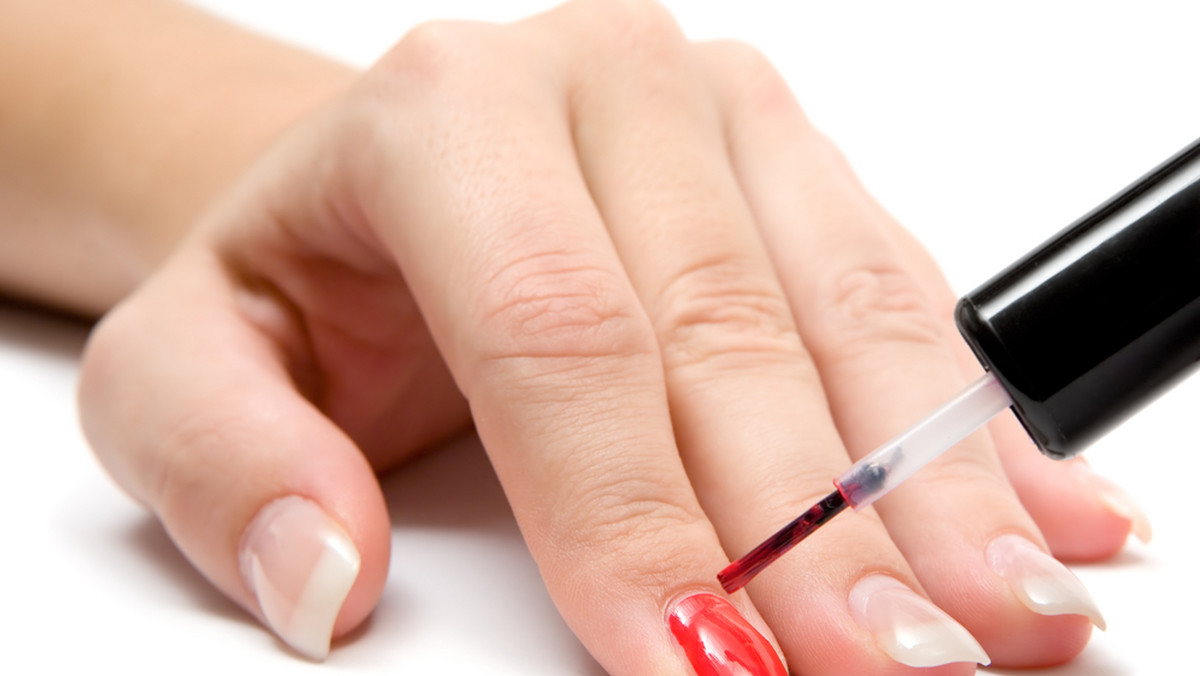 Już na drugi dzień po pomalowaniu paznokci robią ci się brzydkie odpryski? Oto jak łatwo wykonać odporny na uszkodzenia manikiur.