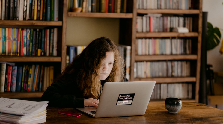 Hétfőtől digitális oktatás lesz a Mohácsi Gimnáziumban /Illusztráció: Unsplash 