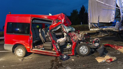 Brutális helyszíni fotók az M1-esen történt horrorbalesetről: szó szerint megsemmisült a furgon eleje