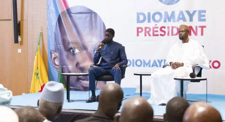 Ousmane Sonko (à droite) et son second Bassirou Diomaye Faye (à gauche), lors d’une conférence de presse à Dakar, le 15 mars 2024