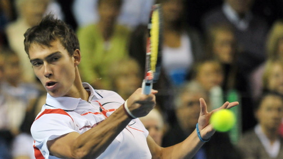 Jerzy Janowicz pokonał Belga Steve'a Darcisa 6:3, 6:1 w pierwszej rundzie eliminacji do turnieju ATP Masters 1000 na twardych kortach w Cincinnati (pula nagród 2 825 800 dol.). Do awansu polski tenisista potrzebuje jeszcze jednego zwycięstwa w kwalifikacjach.