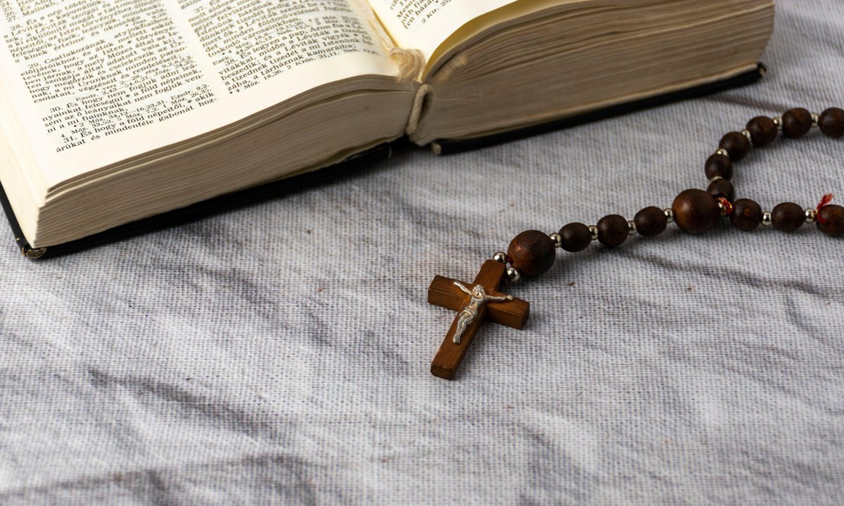 Jak adekwatnie odpowiedzieć na słowa "Pokój temu domowi"? Wyjaśniamy