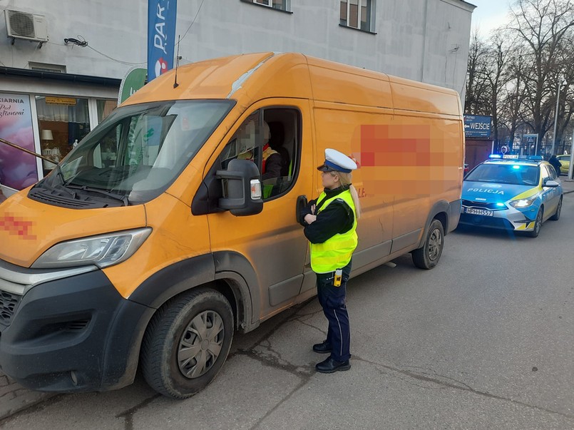Policja kontroluje kurierów