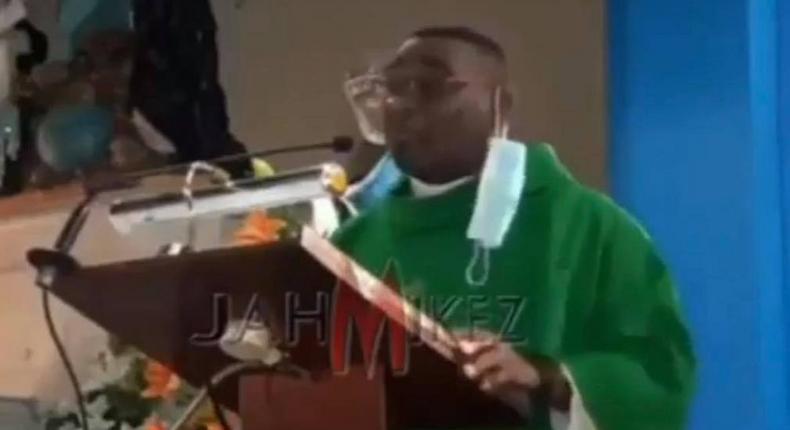 Angry pastor takes off facemask to blasts members over small offertory