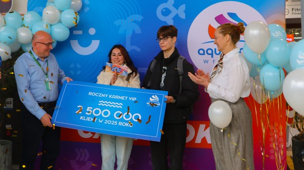 Od lewej wiceprezes Aquaparku Wrocław Artur Siewierski, Natalia Dashko z synem Maksimem oraz dyrektor działu marketingu - Aneta Rawecka.