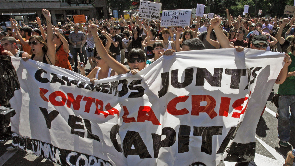 Tysiące osób, sympatyków tzw. Ruchu 15, protestuje w niedzielę w różnych miastach Hiszpanii przeciwko paktowi na rzecz euro, politykom i systemowi finansowemu, w których widzą winnych kryzysu gospodarczego.