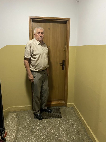 Ryszard Kwitek pod drzwiami mieszkania, w którym przeżył ponad 30 lat