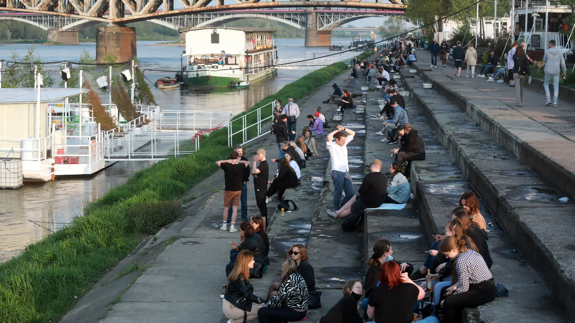 Alkohol nad Wisłą w Warszawie znów dozwolony. Na razie nie będzie mandatów