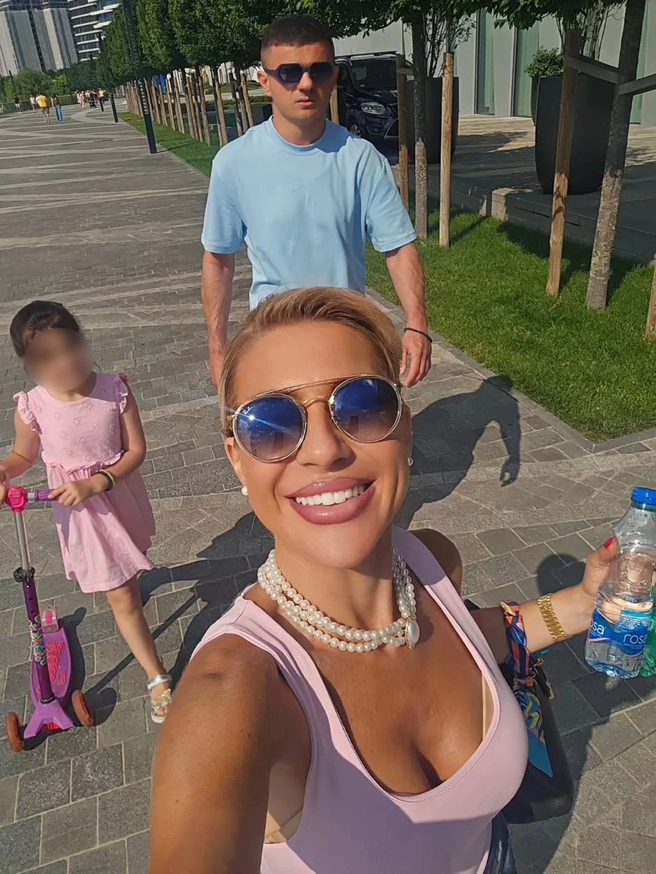 Jovana Jeremić sa ćerkom i dečkom
