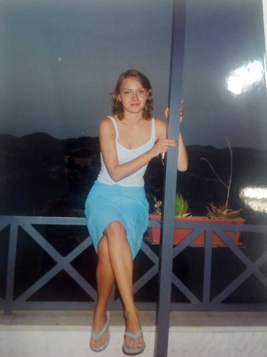 Joanna na tarasie baru w Mineo (Włochy), w którym przez jakiś czas pracowała - rok 2003