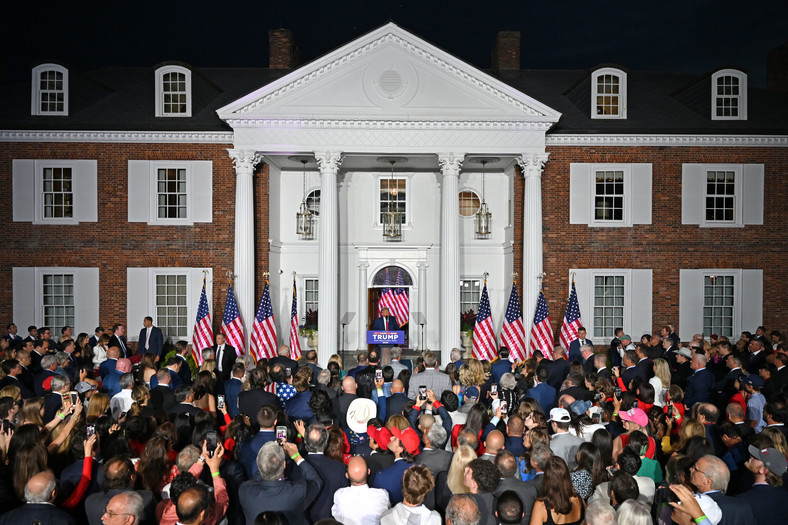 Były prezydent USA Donald Trump wygłaszający przemówienie w Trump National Golf Club Bedminster, New Jersey, 13 czerwca 2023 r.