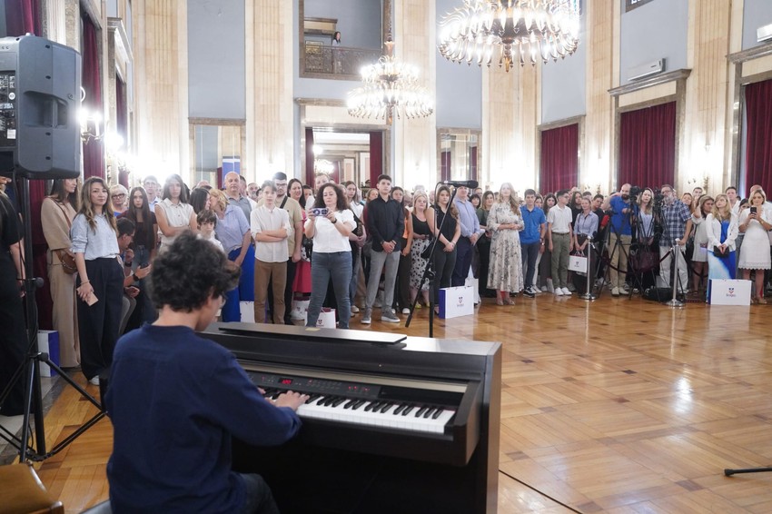 Aleksandar Šapić uručio  nagrade učenicima generacije