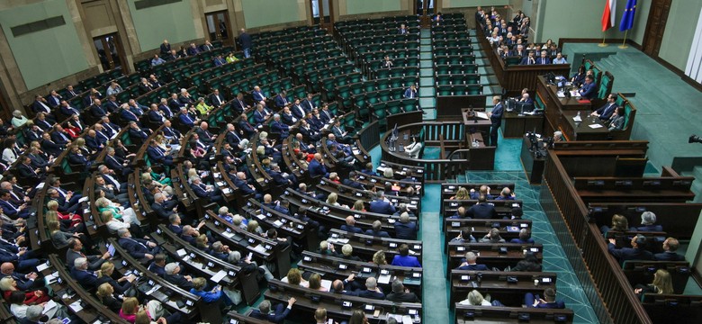Wotum zaufania i puste ławy PiS. Tusk w mocnym przemówieniu w Sejmie