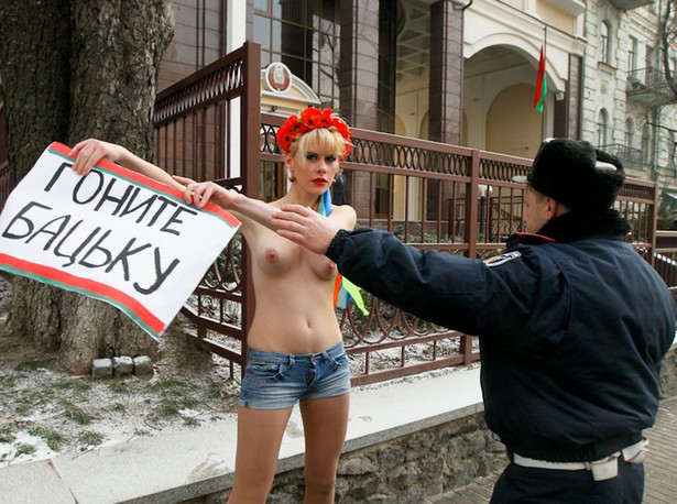 Nagim biustem w Łukaszenkę. Protest na Ukrainie