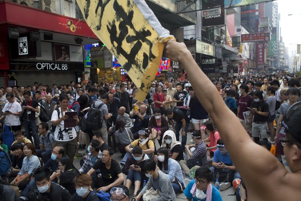 Protesty w Hongkongu. Tłum demonstrantów zajmuje część Nathan Road w dzielnicy Mong Kok.