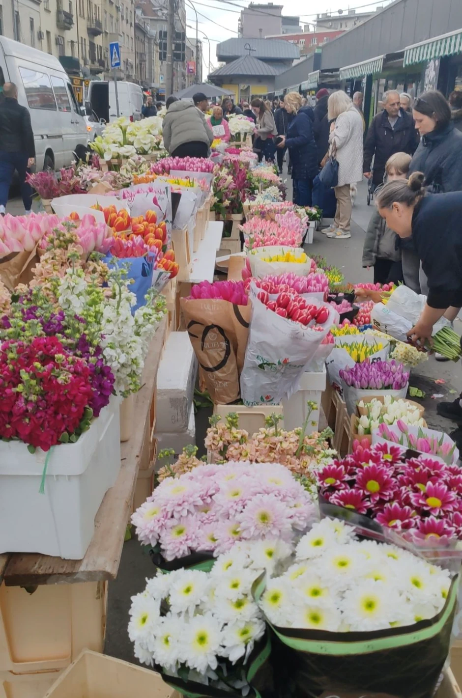 Prodavci cveća ispred Kalenić pijace 