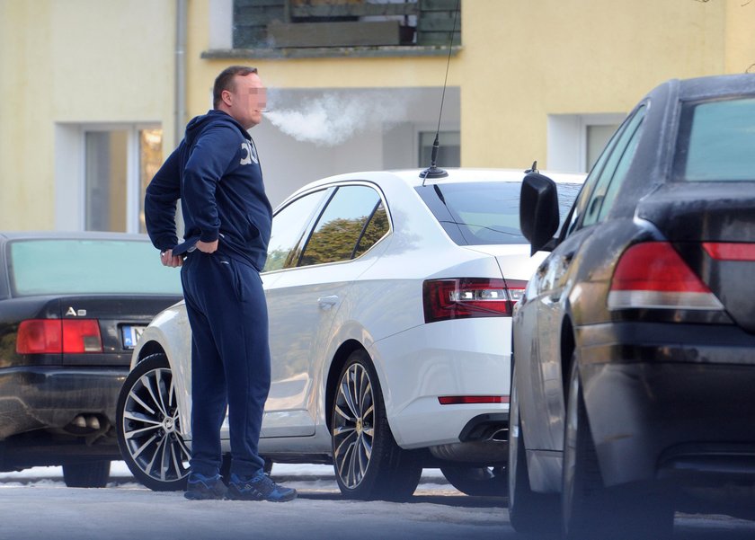 Fura, garsoniera i fajrant w południe. Tak żyje syn posła PiS!