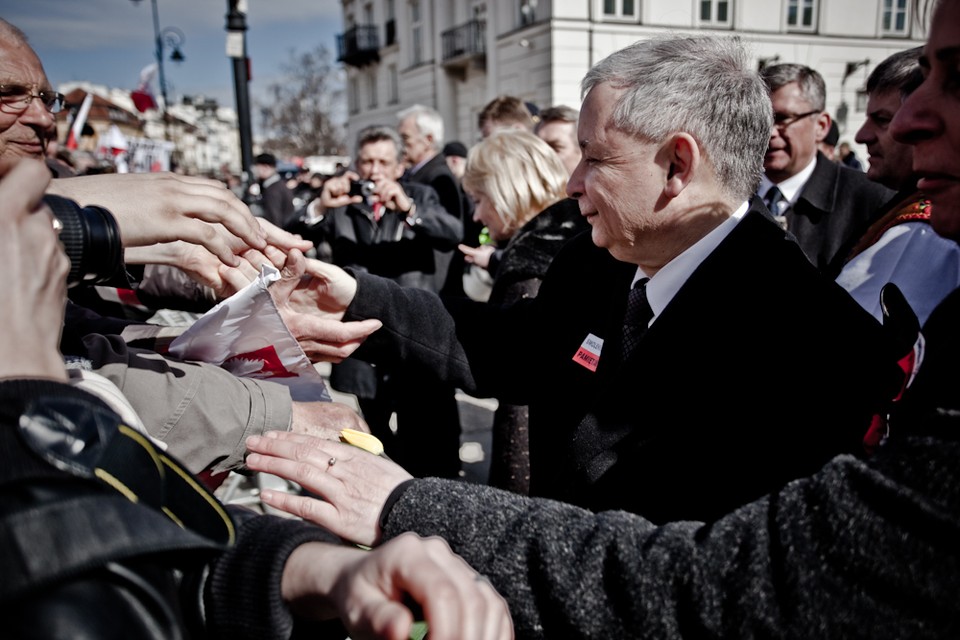 Jarosław Kaczyński przed Pałacem Prezydenckim, fot. Maciej Stankiewicz/Onet.pl