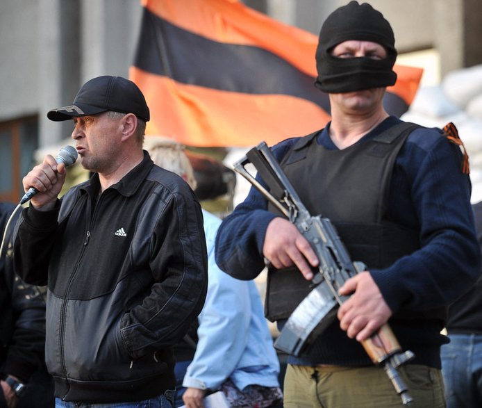 Lider prorosyjskich bojowników, który przejął władzę w Słowiańsku Wiaczesław Ponomariow przemawia na wiecu, Ukraina, 18 kwietnia 2014 r.