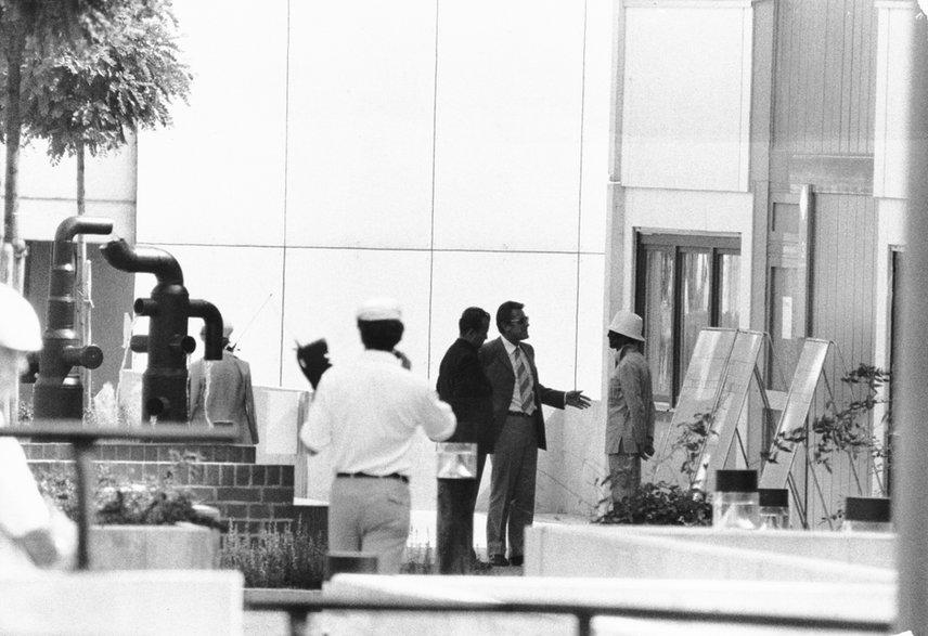 Funkcjonariusze policji i urzędnicy MSW próbują negocjować z terrorystami