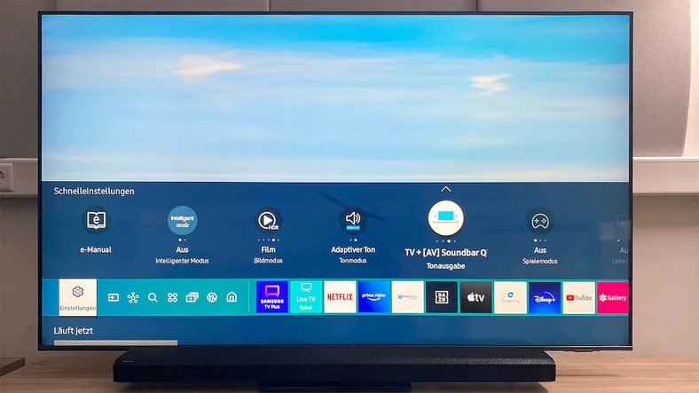 Wspólną obsługę soundbarów Samsung i kompatybilnych telewizorów producenta można łatwo wybrać w menu telewizora (Smart Hub)