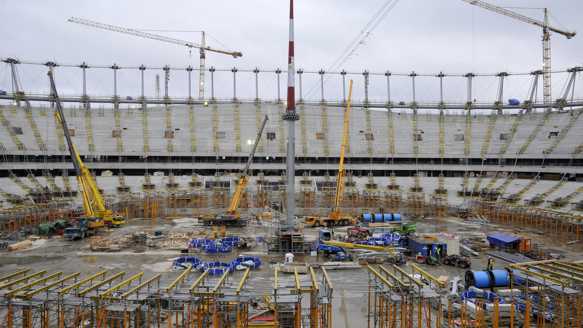 Na budowie Stadionu Narodowego w Warszawie trwają intensywne przygotowania do tzw. "big lift" - podniesienia konstrukcji dachu linowego wraz z iglicą. Spodziewany termin tej operacji to połowa grudnia bieżącego roku.