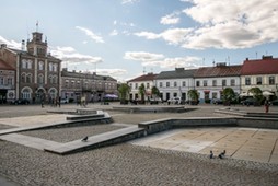 Zabetonowany rynek w Skierniewicach