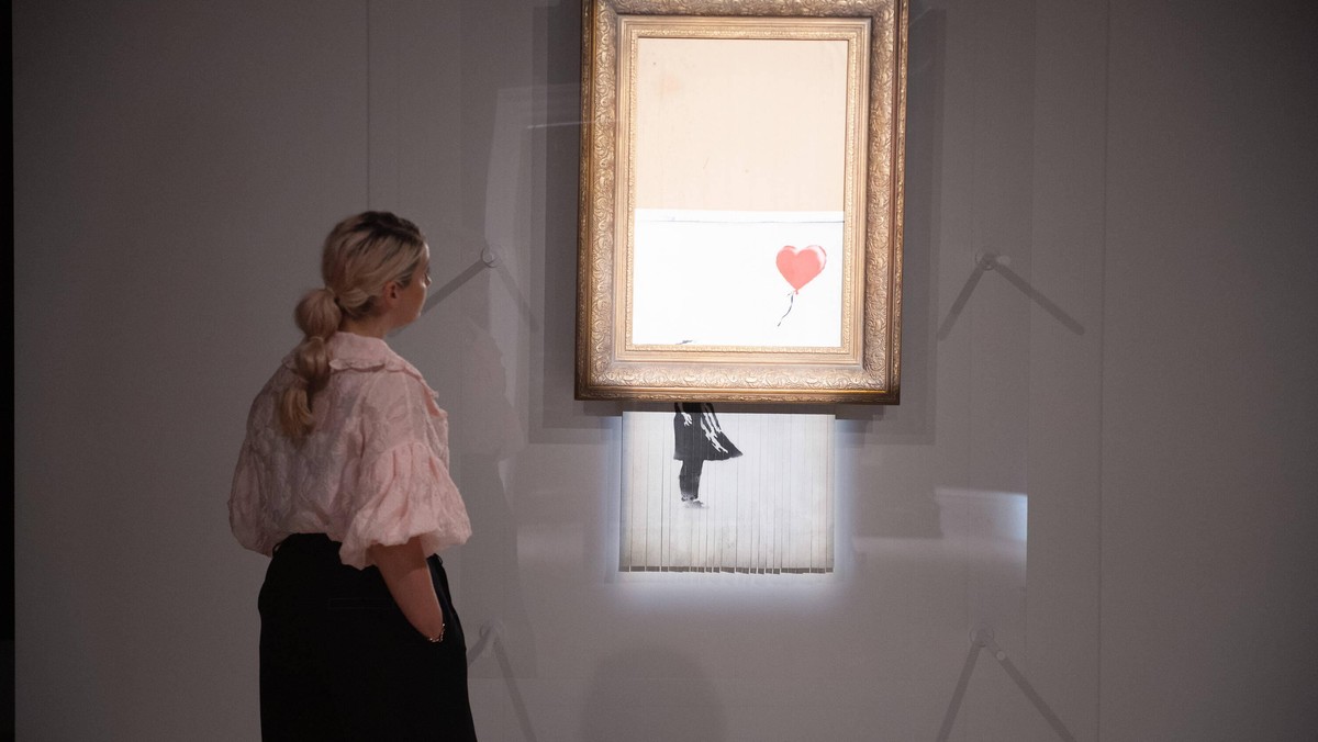 Love is in the Bin (Miłość jest w koszu, w połowie zniszczone dzieło Banksy'ego zostało sprzedane za rekordową kwotę 18,5 mln funtów.