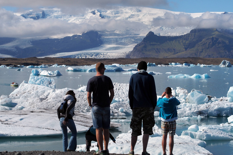 Laguna Jökulsárlón z diamentową plażą jest warta zobaczenia o każdej porze roku