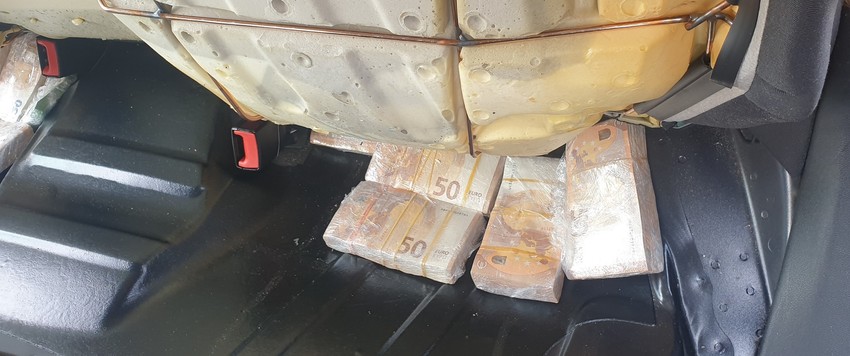 Sveznjevi novca ispod zadnjeg sedišta 