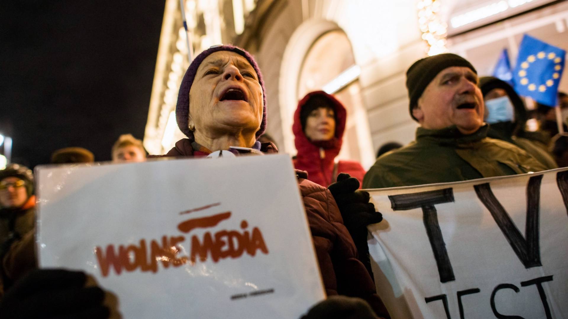 Országszerte tüntetnek a lengyelek az új médiatörvény-módosítás miatt