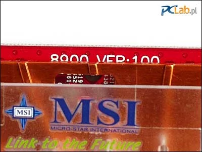 Napis "8900 VER:100" na karcie MSI, zakryty częściowo przez masywny radiator