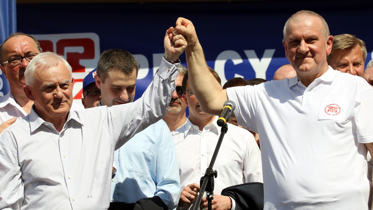 Szef SLD Leszek Miller poinformował, że Sojusz zebrał dotąd 400 tys. podpisów pod wnioskiem o referendum emerytalne. Zapowiedział, że jego partia będzie kontynuować zbieranie podpisów. Zapewnił, że gdy SLD wygra wybory lub będzie współrządzić, skoryguje reformę emerytalną.