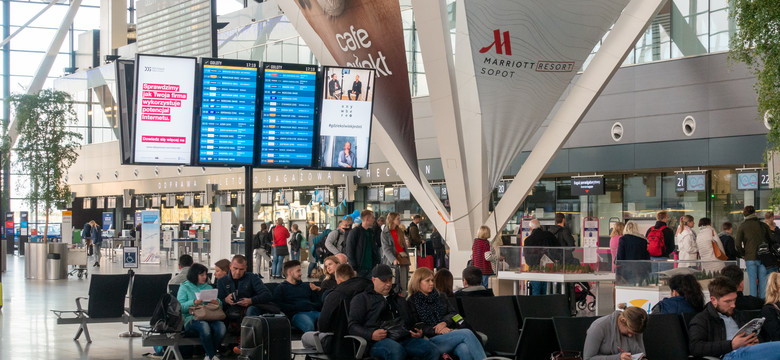 Na lotnisku powiedziała o bombie w bagażu. Dostała 500 zł mandatu