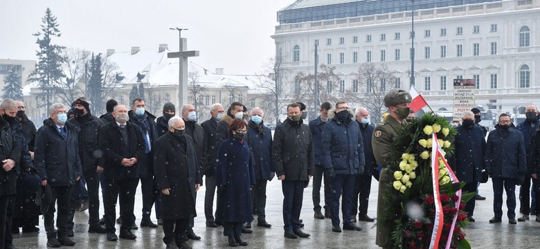 Politycy PiS uczcili pamięć ofiar katastrofy smoleńskiej. Pl. Piłsudskiego zamknięty dla ruchu