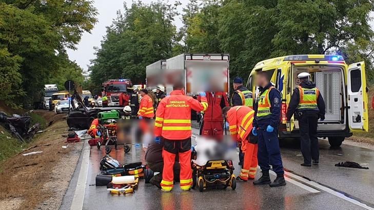 A helyszínre rengeteg mentő és tűzoltó érkezett, a csodával határos módon ketten túlélték a balesetet / Fotó: Police