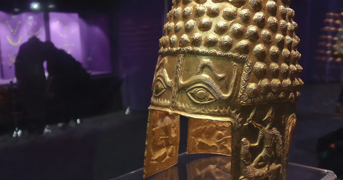 彼らは、コトフェネスティからの黄金のヘルメット、2,500を含む4つの古代のアーティファクトを盗んだ