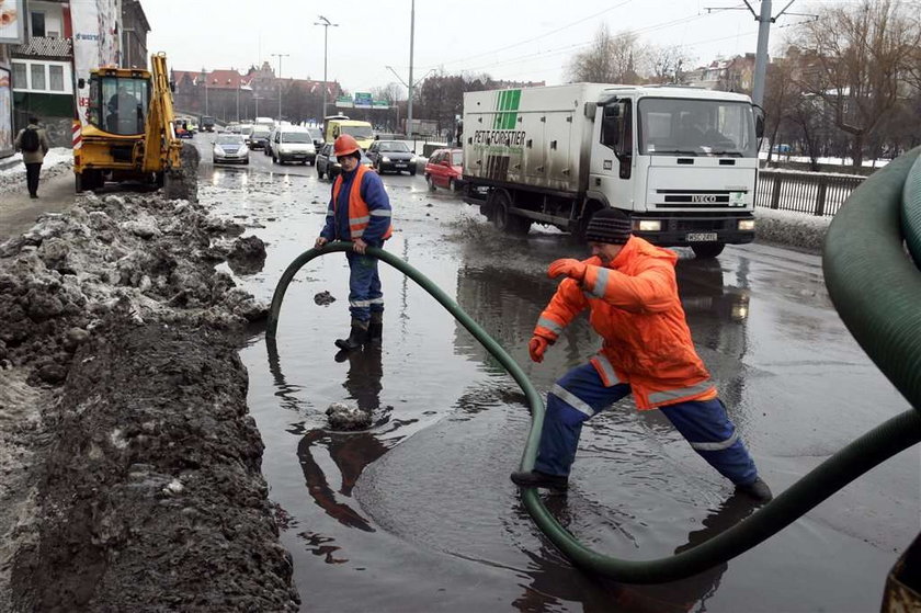 AWARIA WODOCIAGU PRZY ULICY TRAKT SWIETEGO WOJCIECHA