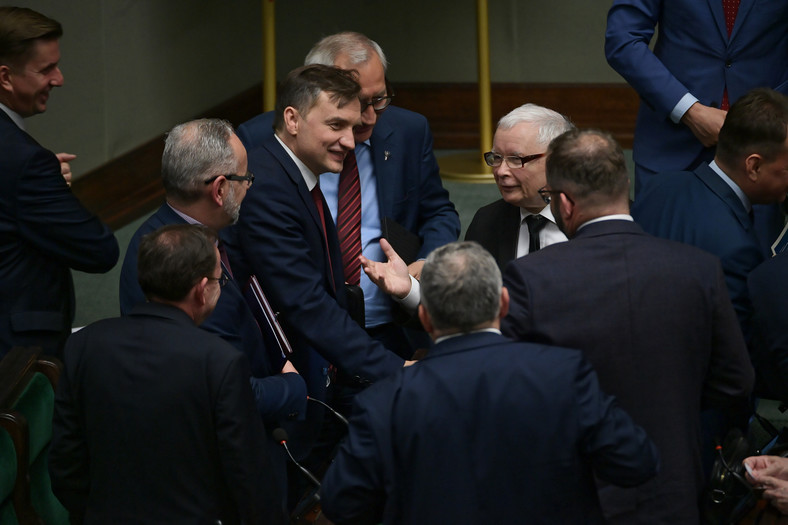 Minister sprawiedliwości, prokurator generalny Zbigniew Ziobro (C-L) i prezes PiS, wicepremier Jarosław Kaczyński (C-P) na sali obrad w drugim dniu posiedzenia Sejmu w Warszawie