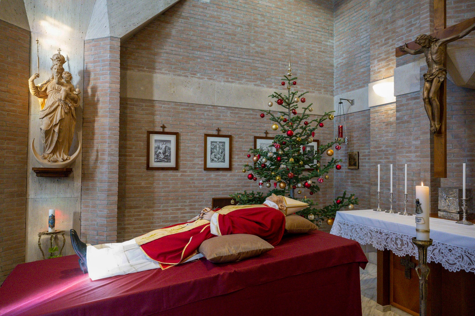 Rakva s pozostatkami pápeža je zatiaľ vystavená v kaplnke kláštora Mater Ecclesiae, kde prevažne žil od  28. februára 2013.