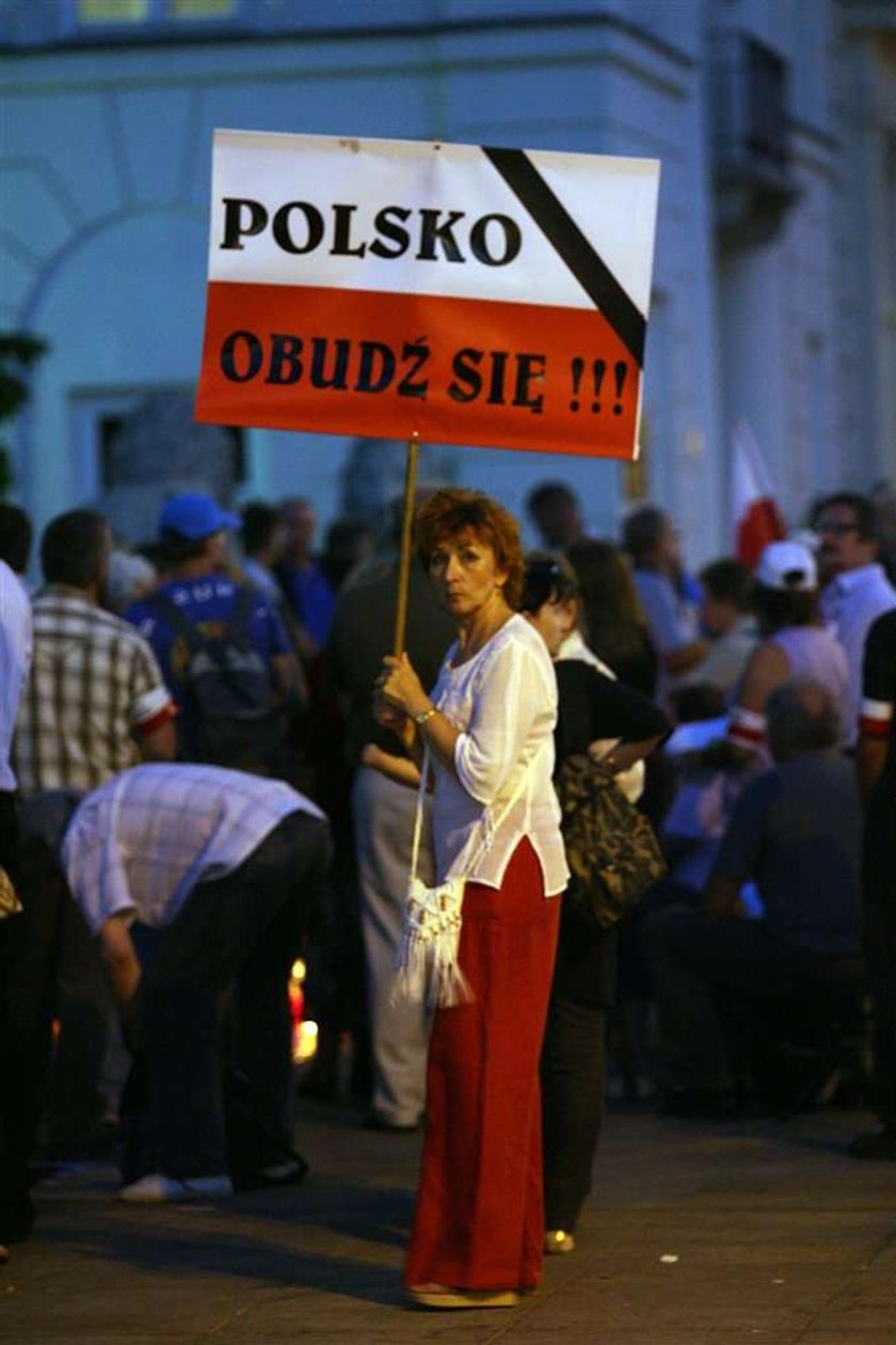 Piknik pod krzyżem przed Pałacem Prezydenckim