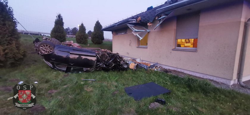 Tragedia pod Krakowem. Samochód uderzył w dach budynku