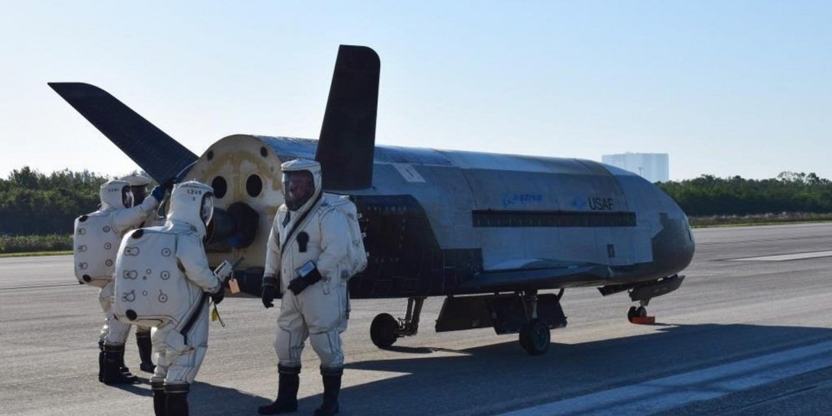 Air Force X-37B Orbital Test Vehicle po lądowaniu 7 maja na Przylądku Canaveral