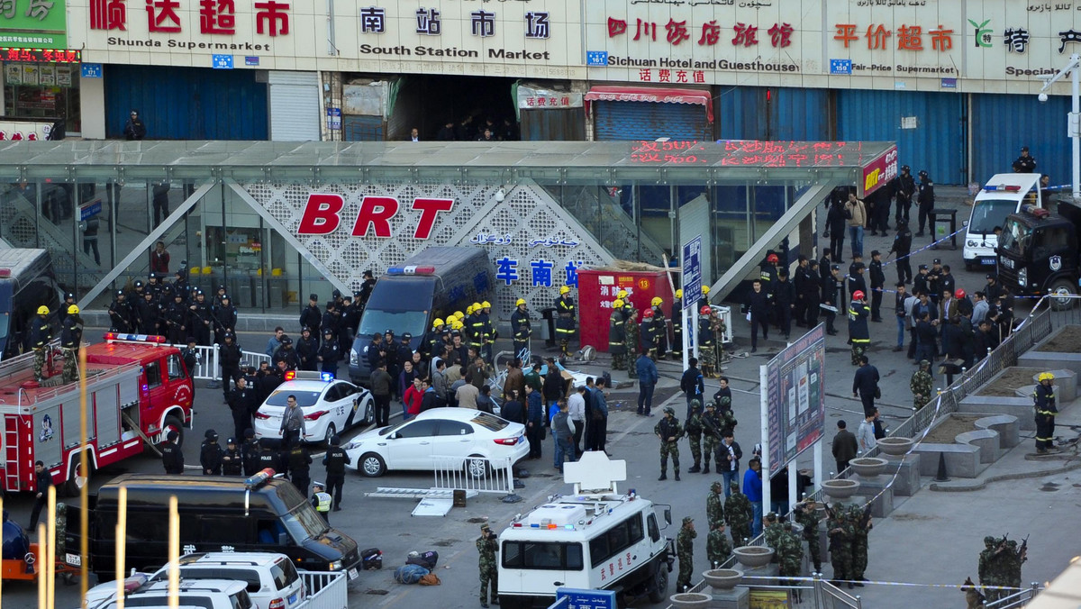 Trzy osoby zginęły, a 79 zostało rannych na skutek wybuchu bomby przed dworcem kolejowym w niespokojnym regionie Chin, Sinkiangu. Zaledwie kilka dni temu prezydent Chin Xi Jinping podczas wizyty w regionie zapowiedział zaostrzenie walki z terroryzmem.