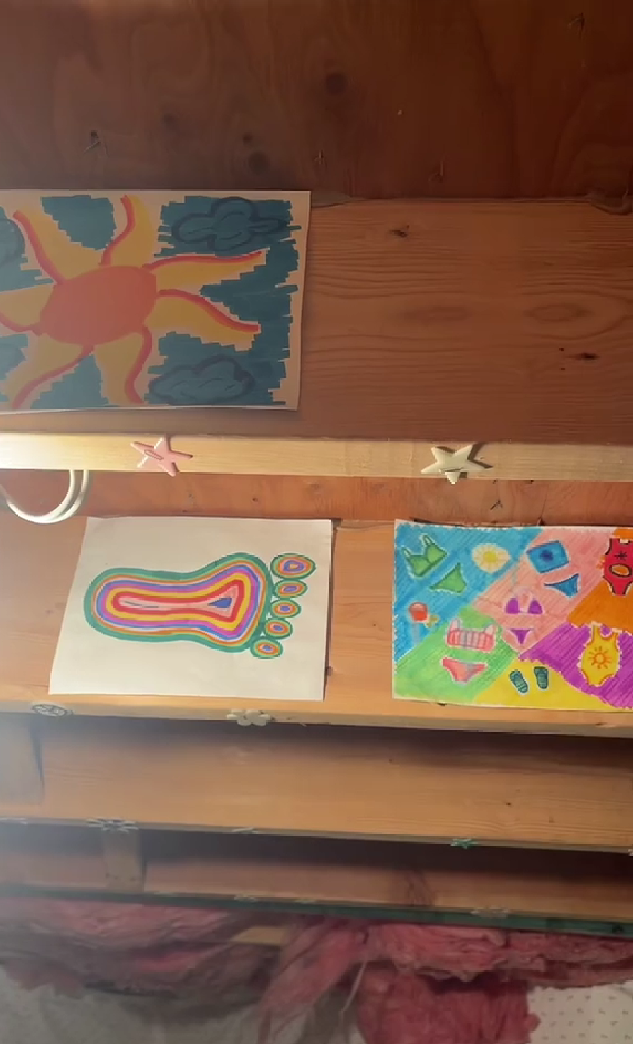 Skrytá miestnosť s detskými kresbami.