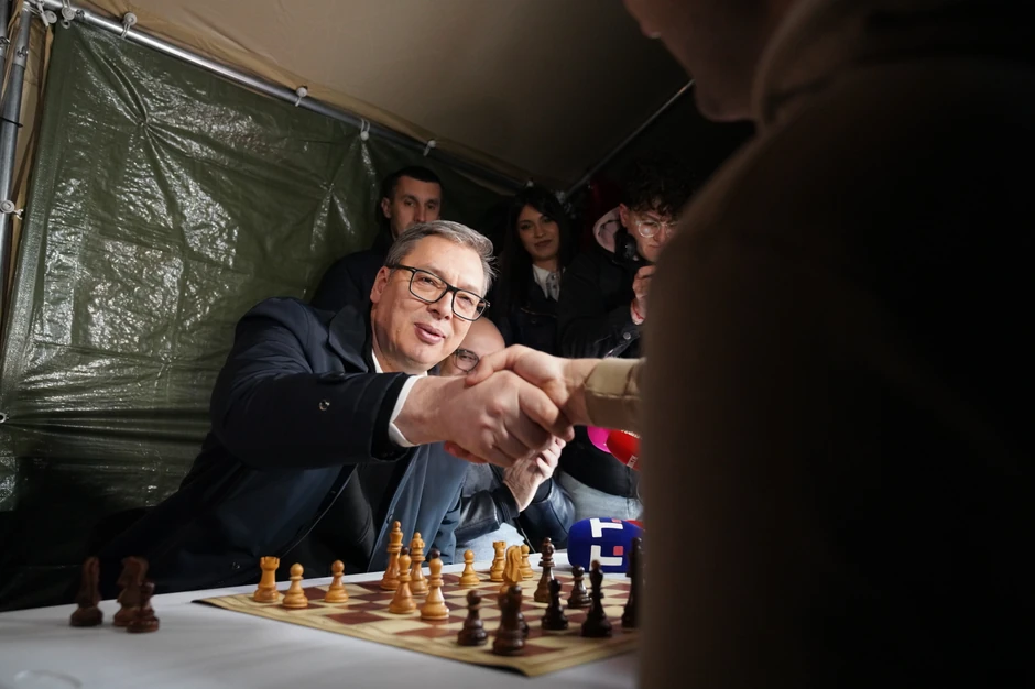 Vučić posetio studente u Pionirskom parku