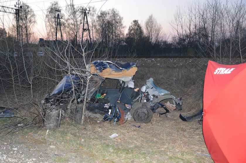 Rozjechał je pociąg, bo dróżnik nie opuścił szlabanów