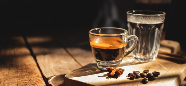 Rozwikłana tajemnica wody podawanej z espresso. Pijemy przed, czy po kawie?