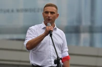 Prześwietlamy sieć Roberta Bąkiewicza. Oficjalnie nie ma prawie nic, ale żyje dostatnio