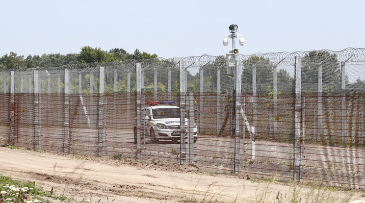 Nemcsak a kerítés, de hőkamerák, mozgásérzékelők is segítik a védelmet. Jelenleg két kerítés véd, hamarosan azonban elkészül a harmadik
szakasz is /Fotó: Fuszek Gábor